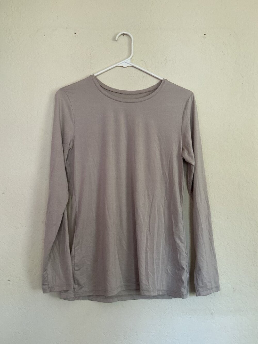 Uniqlo HEATTECH Crew Neck T-Shirt Long Sleeve Women's Size Large in Light Grey